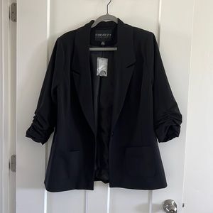 Black blazer, bottom closure, gathered sleeves